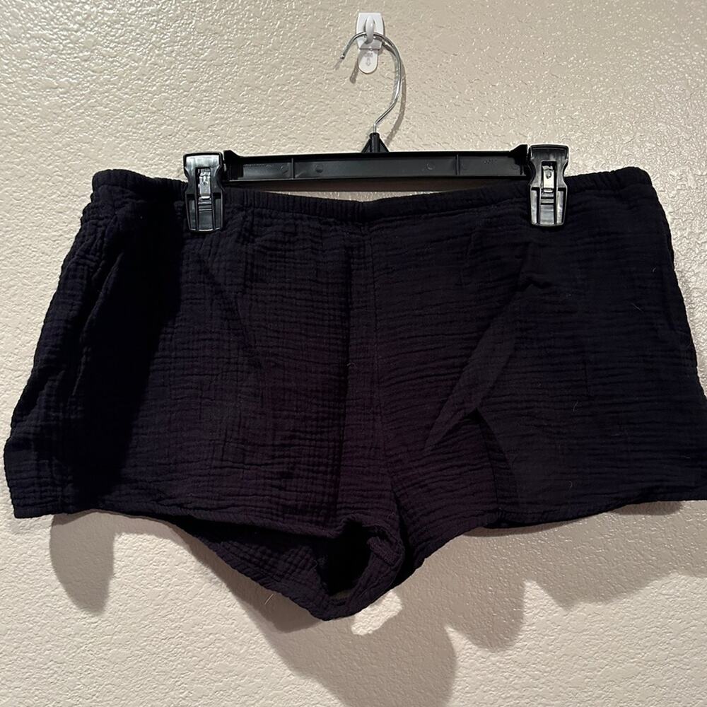 Divided two pocket black linen style shorts sz L